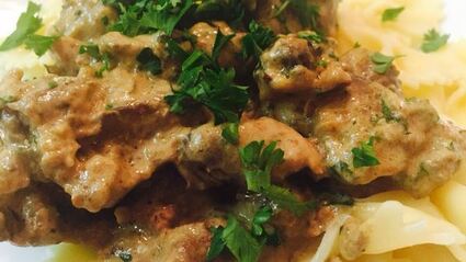 куриные сердечки и печень, тушеные в сметане