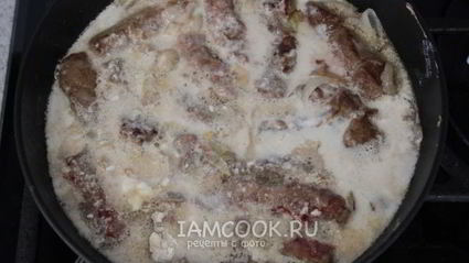 печень говяжья, тушеная в сметане