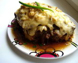 Печень говяжья, запеченная под сырной шапкой