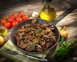 Печень говяжья, жаренная с луком