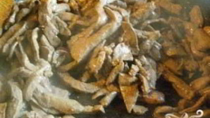 печень по-строгановски с грибами