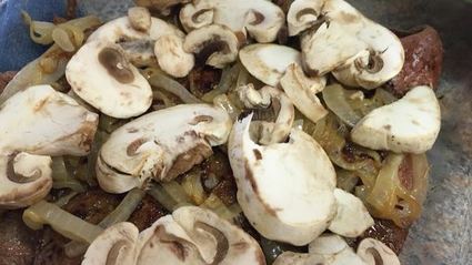 печень с грибами под сливочным соусом