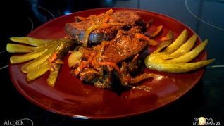 Печень с морковью и солеными огурцами