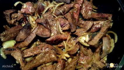 печень с морковью и солеными огурцами