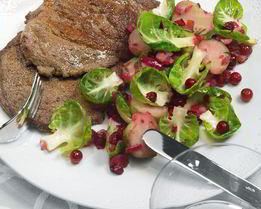 Печень с шалфеем, клюквой и брюссельской капустой