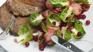 Печень с шалфеем, клюквой и брюссельской капустой