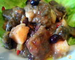 Печень с яблоками и черной смородиной