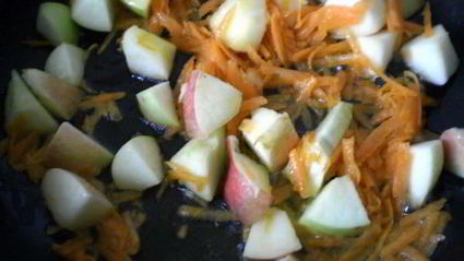 печень с яблоками и черной смородиной