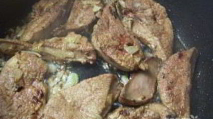 печень свиная тушеная