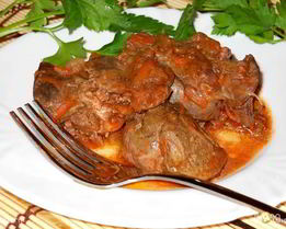 Печень тушеная в томатном соку