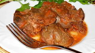 Печень тушеная в томатном соку