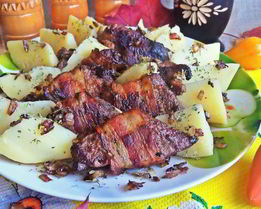 Печень в беконе с картофелем