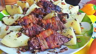 Печень в беконе с картофелем