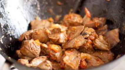 утиная печень с томатами и бальзамическим уксусом