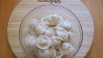 пельмени под соусом