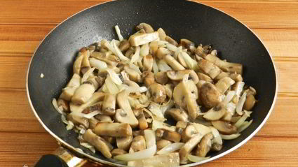 пельмени в горшочках с грибами