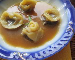 Шоколадные пельмени в соусе из манго