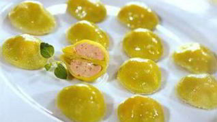 Зеленые пельмени с лососем