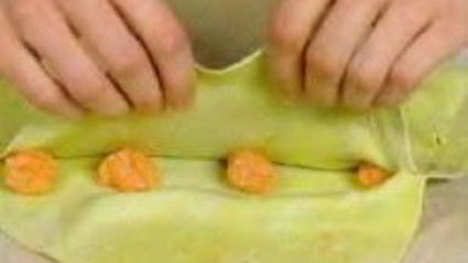 зеленые пельмени с лососем