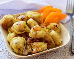 Жареные пельмени с луком