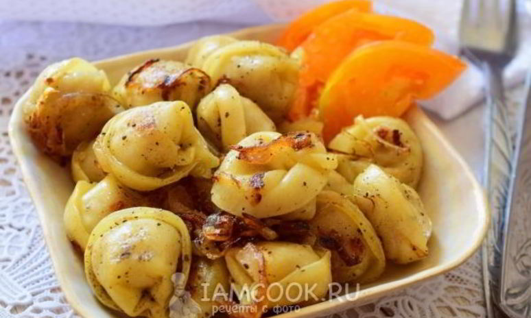 Рецепт жареных пельменей с луком