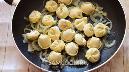 жареные пельмени с луком