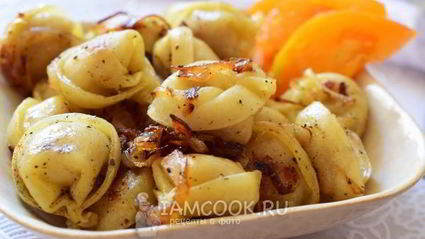 жареные пельмени с луком