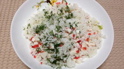 жареные пельмени с рисом и крабовыми палочками