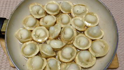 жареные пельмени с рисом и крабовыми палочками