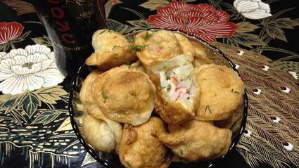 жареные пельмени с рисом и крабовыми палочками