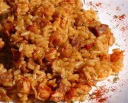 Американский плов Джамбалайя с говядиной и колбасой