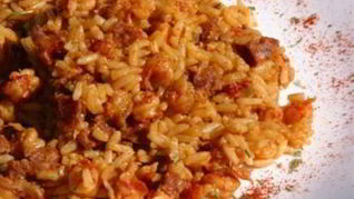 Американский плов Джамбалайя с говядиной и колбасой