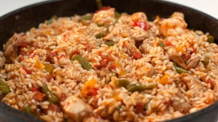 испанская паэлья с курицей и тигровыми креветками