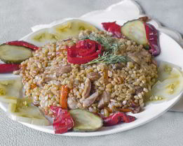 Пилав с курицей, булгуром и изюмом