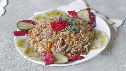 пилав с курицей, булгуром и изюмом