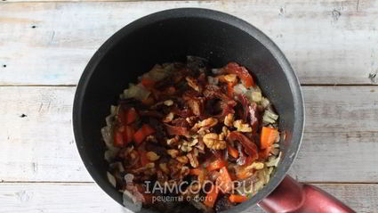 плов из гречки с грибами и орехами