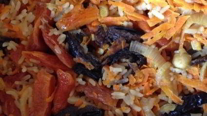 плов с сухофруктами, апельсинами и копченой корейкой