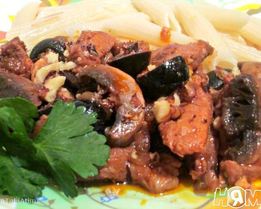 Мясное рагу с грибами и орехами