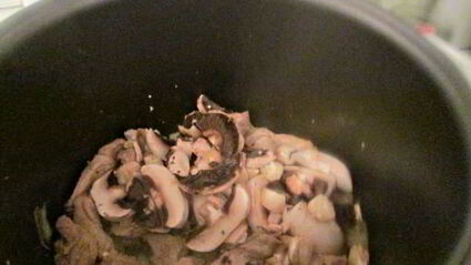 мясное рагу с грибами и орехами