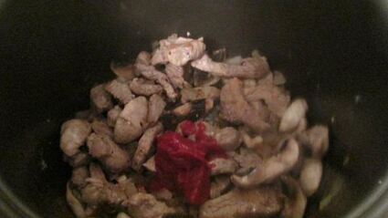 мясное рагу с грибами и орехами