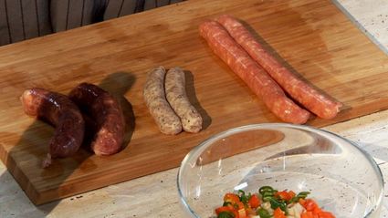 острое рагу из колбасок и овощей