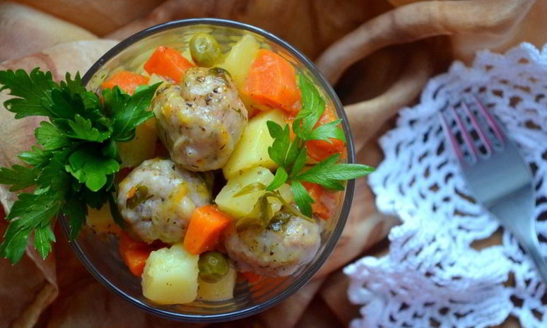 Рецепт овощного рагу с куриными шариками
