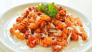 Паста с экспресс-рагу из домашней колбаски