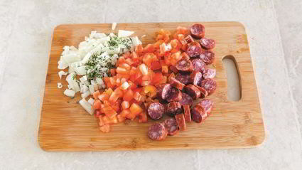 рагу из фасоли с курицей и колбасками