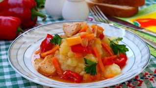 Рагу из индейки с овощами в казане