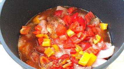 рагу из индейки с овощами в казане