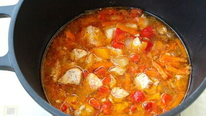 рагу из индейки с овощами в казане