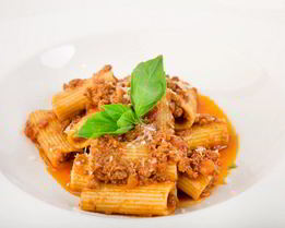 Ригатони с рагу из ягненка
