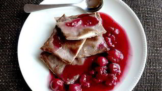 Шоколадные равиоли с вишневым рагу