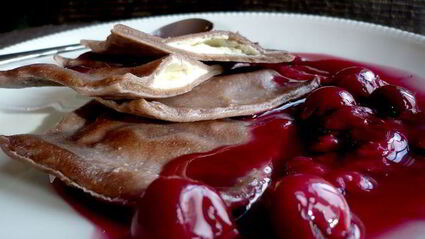 шоколадные равиоли с вишневым рагу